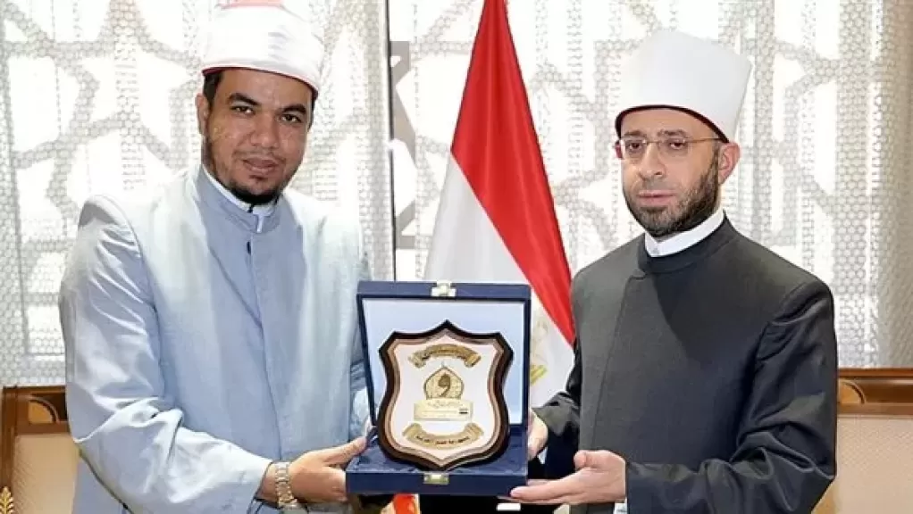 وزير الأوقاف يكرم إمام لتبرعه بجزء من جائزته بالمسابقة العالمية للقرآن لأهل غزة