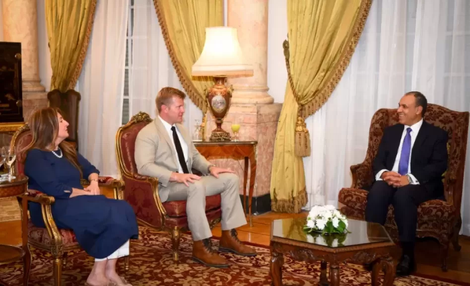 وزير الخارجية والهجرة يلتقي السيناتور ”تيم شيهي” عضو لجنة الخدمات العسكرية بمجلس الشيوخ الأمريكي