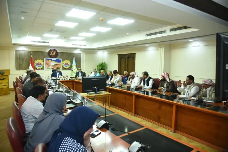 محافظ مطروح يلتقي أهالي السلوم لبحث مطالبهم