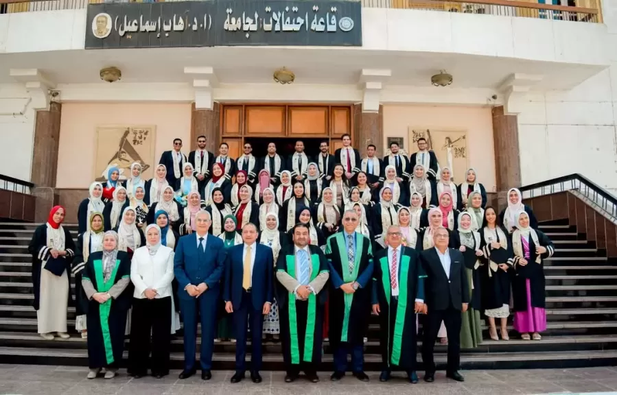 رئيس جامعة بني سويف يشهد حفل تخرج الدفعة 23 لكلية الطب البشري