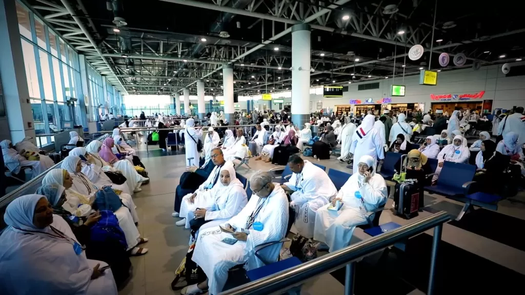 بعثة أسر شهداء الشرطة تغادر مطار القاهرة متوجهة إلى الأراضى المقدسة لأداء فريضة الحج لعام 1446هـ