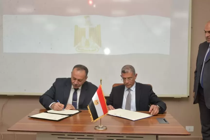 محافظ أسيوط يوقع بروتوكول تعاون مع وكالة الفضاء المصرية لنشر الثقافة العلمية ودعم التنمية المحلية