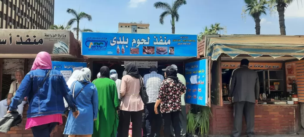 وزير الزراعة يوجه بضخ المزيد من السلع والمنتجات الغذائية في منافذ الوزارة