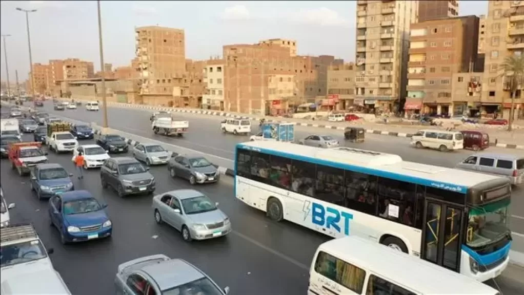 النقل تحذر قائدي المركبات: مخالفات مرورية رادعة لمن يستخدم حارة الاتوبيس الترددي