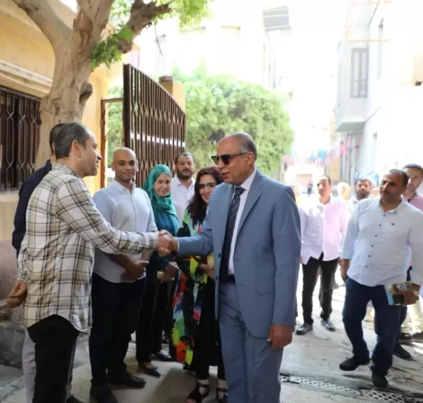 محافظ المنيا يزور مديرية الصحة ويتابع سير العمل داخل الإدارات والأقسام
