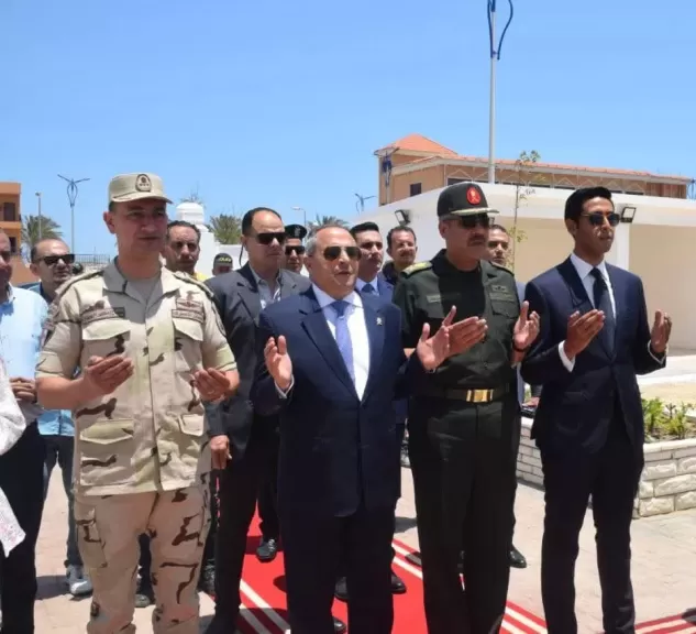 محافظ بورسعيد وقائد الجيش الثاني الميداني يتفقدان مقابر الشهداء بعد الانتهاء من أعمال تطويرها بمشاركة مجتمعية
