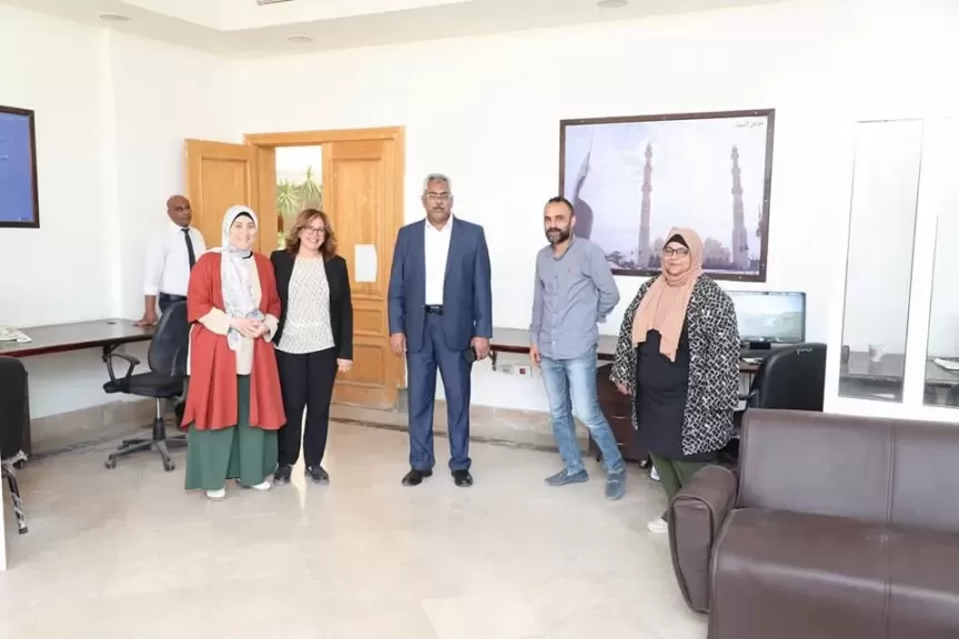 سكرتير عام المحافظة يهنئ العاملين بديوان عام محافظة البحر الأحمر بعيد الأضحى المبارك