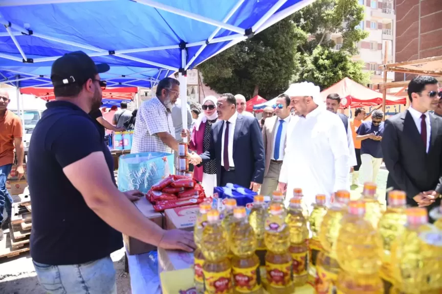 محافظ مطروح يفتتح سوق اليوم الواحد خلف مديرية التموين