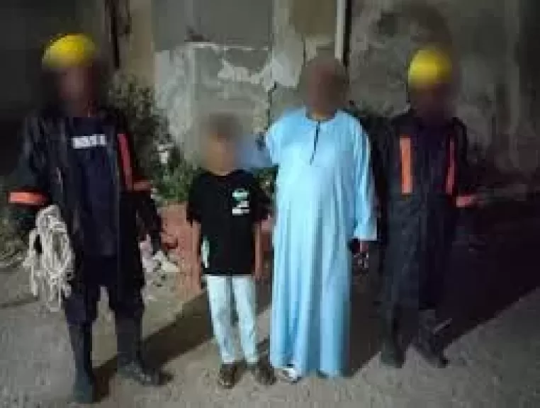 قوات الحماية المدنية بالبحر الأحمر تنجح فى إنقاذ طفل سقط فى بالوعة مياه صرف