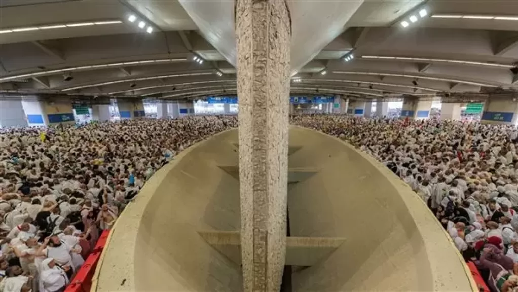 حجاج بيت الله الحرام يرمون الجمرات الثلاث في أول أيام التشريق