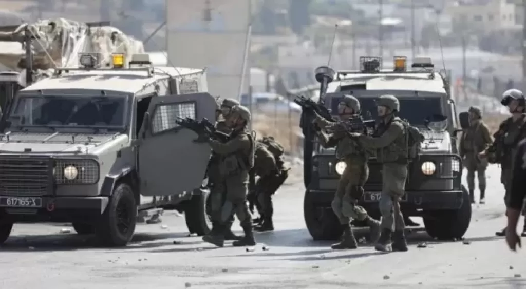 الاحتلال يخطر بهدم مسجد وعدة منازل في رام الله