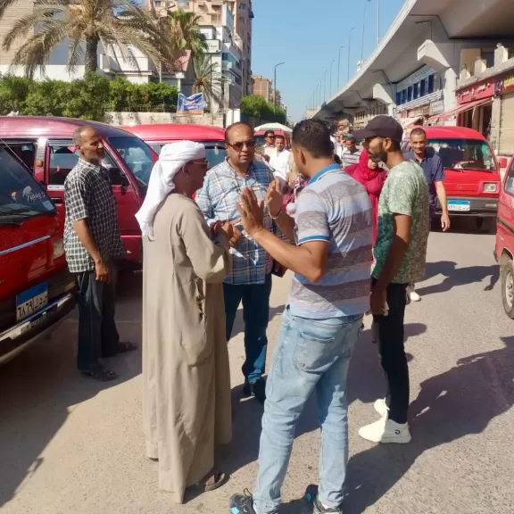 استعدادا لاستقبال المصيفين: محافظ الإسكندرية يتابع التزام السائقين بتعريفة الركوب لسيارات الأجرة