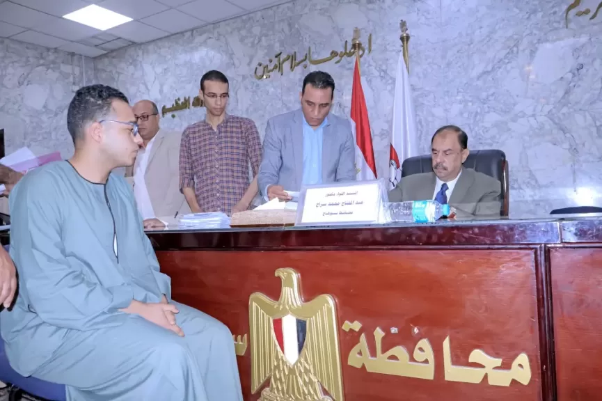 محافظ سوهاج يعقد اللقاء الجماهيري الأسبوعي للاستماع لشكاوى المواطنين