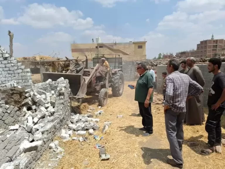 إزالة حالة  تعدي على مساحة ٣٥٠ متر مباني و٤ حالات تعدي على مساحة فدان و٦ قيراط علي الأراضي الزراعية على الأراضي الزراعية بالشرقية