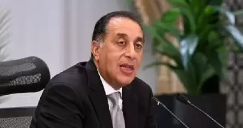 رئيس الوزراء يتابع خطط وإجراءات التوسع في مشروعات تحلية مياه البحر