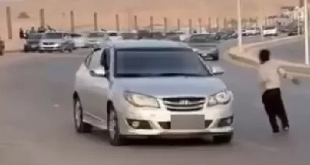 كشف ملابسات مقطع فيديو تم تداوله بمواقع التواصل الاجتماعي تضمن قيام طفل باللهو