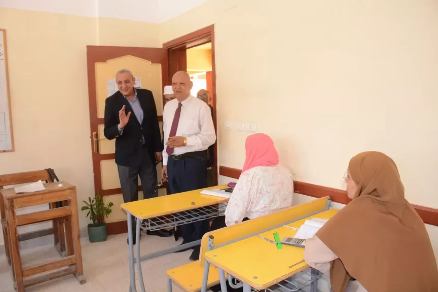 محافظ الغربية يتابع أداء الطلاب في امتحانات الشهادة الثانوية الأزهرية بالقسم العلمي