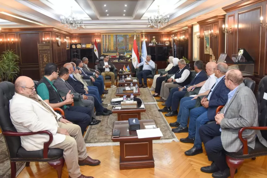 وزير الإسكان ومحافظ الإسكندرية يعقدان اجتماعا لمتابعة ملفات العمل والمشروعات المشتركة