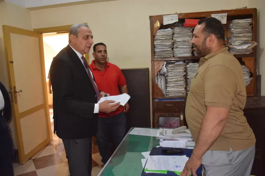 محافظ الغربية يراجع سجلات الوحدة المحلية بسبرباي بمركز طنطا