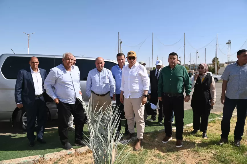 وزير الزراعة والري يتفقدان المعمل المركزي للمياه الجوفية بمركز بحوث الصحراء