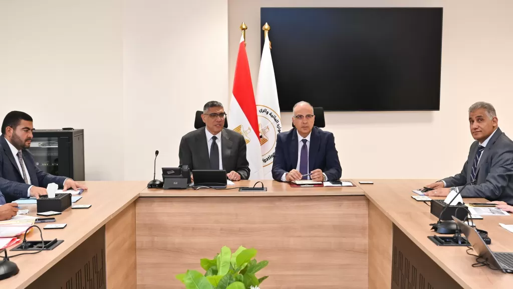 وزير الري يبحث مع محافظ الجيزة عددًا من ملفات التعاون