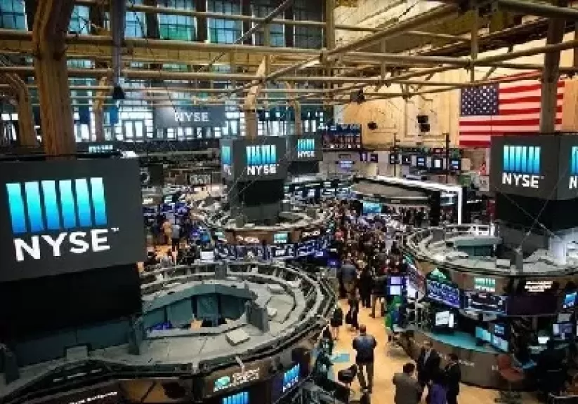 اقتراب الأسهم الأمريكية من أعلى مستوياتها وتراجع أسعار النفط