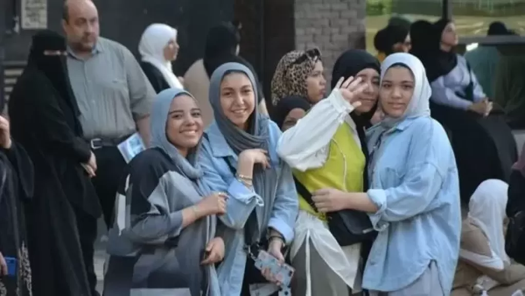 ارتياح واسع بين طلاب الثانوية العامة بعد امتحان الفيزياء.. وأولياء الأمور: «الامتحان يطمن»