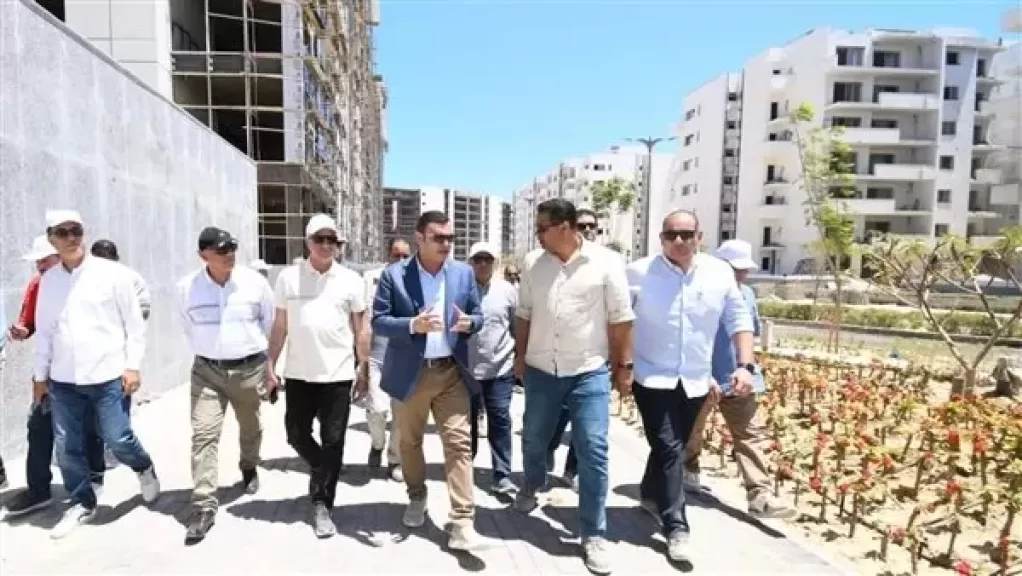 وزير الإسكان يتفقد كومباوند مزارين والحي اللاتيني بمدينة العلمين الجديدة والطريق الساحلي الدولي