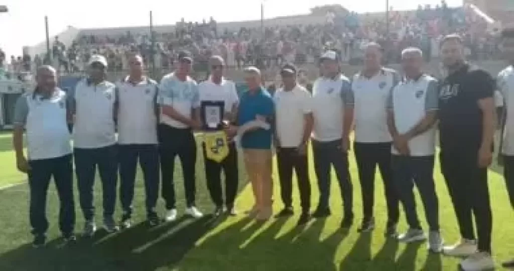 المقاولون العرب يكرم والد محمد صلاح ويهديه درع النادي