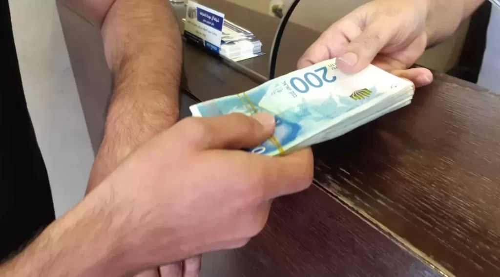 فلسطين تدعو لتدخل دولي لحل أزمة تكدس الشيكل في بنوكها