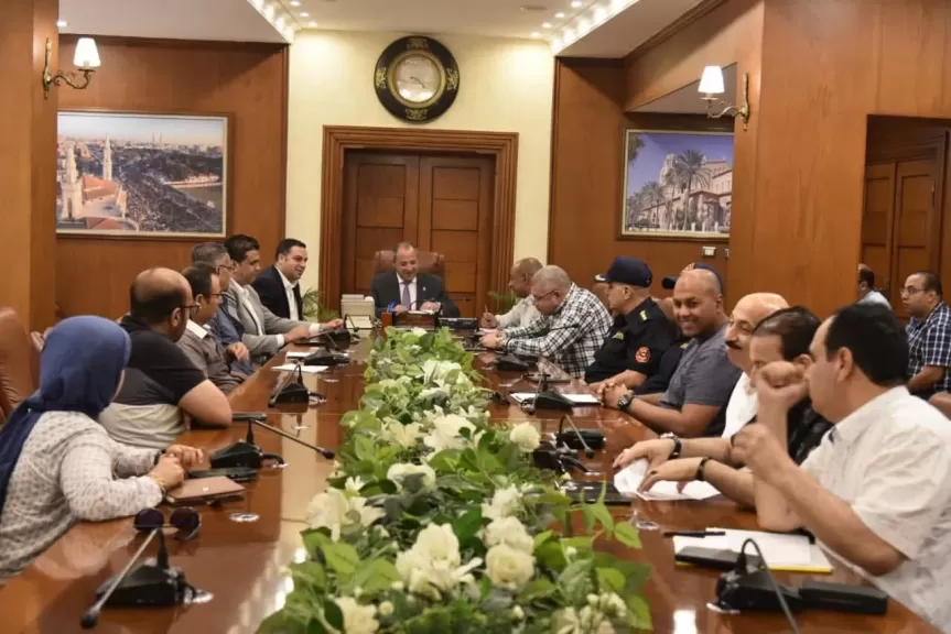 محافظ بورسعيد يعقد اجتماعًا لمتابعة أعمال توصيل المرافق لاستاد النادي المصري