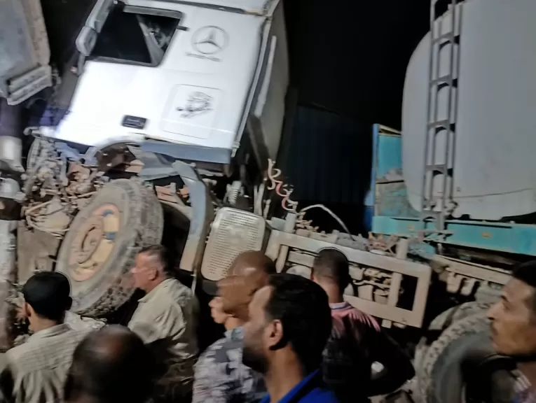 مصرع سائق تريلا ونجله في حادث اصطدام برصيف طريق القاهرة – الإسكندرية الصحراوي