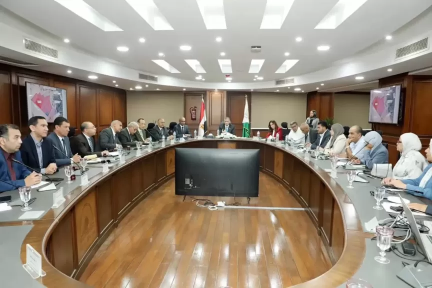 محافظ الجيزة يبحث مع نائب وزير الإسكان حلول مشكلات مياه الشرب والصرف الصناعي بالمنطقة الصناعية بأبو رواش