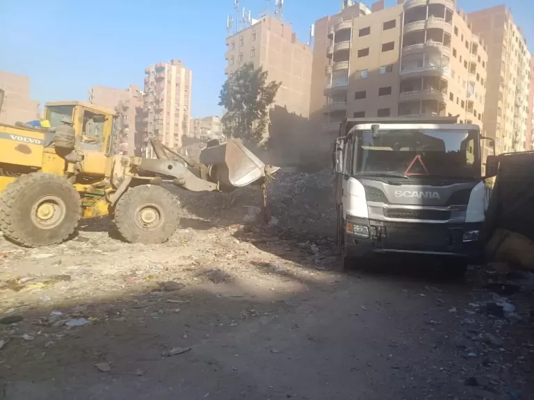 محافظة الجيزة ترفع ٨٠٠ طنًّا من المخلفات والرتش  بحي العمرانية