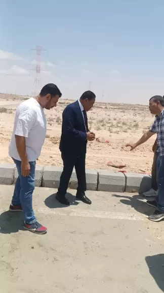 محافظ مطروح يتفقد أعمال تطوير طريق مطار العلمين