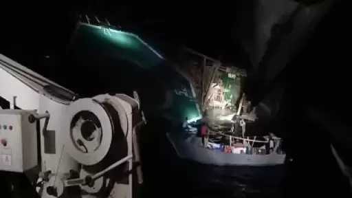 البحر الأحمر: جهود مكثفة للعثور على 4 مفقودين في غرق حفار بجبل الزيت.. والمحافظ يتفقد الموقع