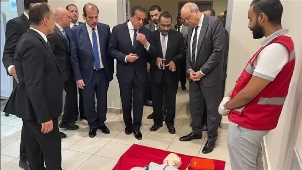 وزيرا الصحة والطيران المدني يتفقدان عيادات الحجر الصحي وأجهزة إزالة الرجفان القلبي بمطار القاهرة