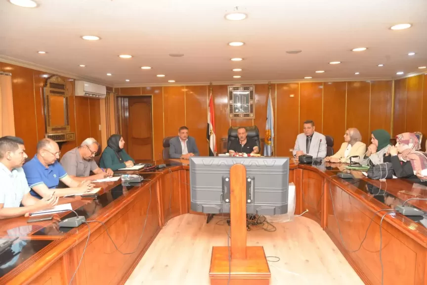 محافظ أسيوط يعقد اجتماعًا لبحث الاستعدادات لتنفيذ مبادرة ”سكن كريم” بقرى ”حياة كريمة” بحضور مسئولي دار الهندسة