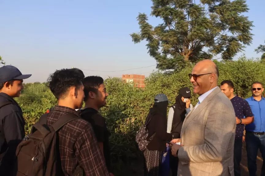 محافظ القليوبية يلتقي بسائحين أجانب خلال جولته بالقناطر الخيرية