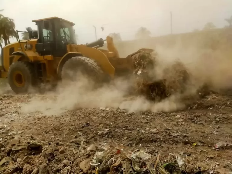محافظ أسيوط: رفع 150 طن مخلفات وقمامة متراكمة منذ سنوات بطريق المعصرة خلال حملات نظافة بمركز الفتح