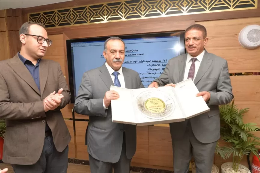 محافظ أسيوط يكرم السكرتير العام للمحافظة تقديرًا لجهوده وعطائه في دعم العمل التنفيذي