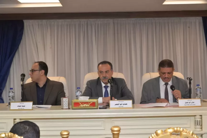 محافظ أسيوط يعلن عن مشروعات تنموية جديدة ويوجه بتطوير المناطق النائية خلال ترؤسه المجلس التنفيذي