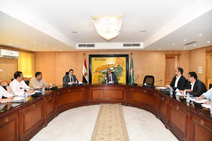 محافظ الفيوم يترأس اجتماع اللجنة الدائمة لدراسة طلبات المشروعات الاستثمارية بالساحل الجنوبي لبحيرة قارون