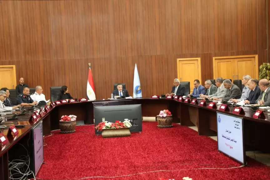 محافظ البحر الأحمر في اجتماع المجلس التنفيذي: متابعة صارمة لطلبات التصالح وتقنين الأراضي ومشروعات 1.4 مليار جنيه