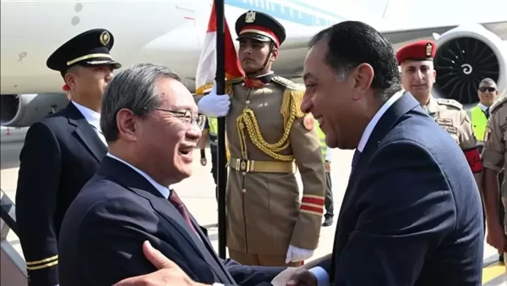 رئيس الوزراء يستقبل رئيس مجلس الدولة الصيني بمطار القاهرة الدولي