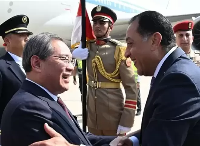 رئيس الوزراء يستقبل رئيس مجلس الدولة الصيني بمطار القاهرة الدولي