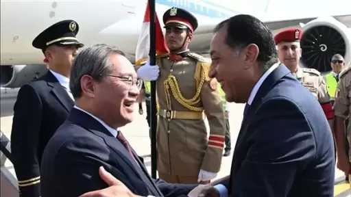 رئيس الوزراء يستقبل رئيس مجلس الدولة الصيني بمطار القاهرة الدولي
