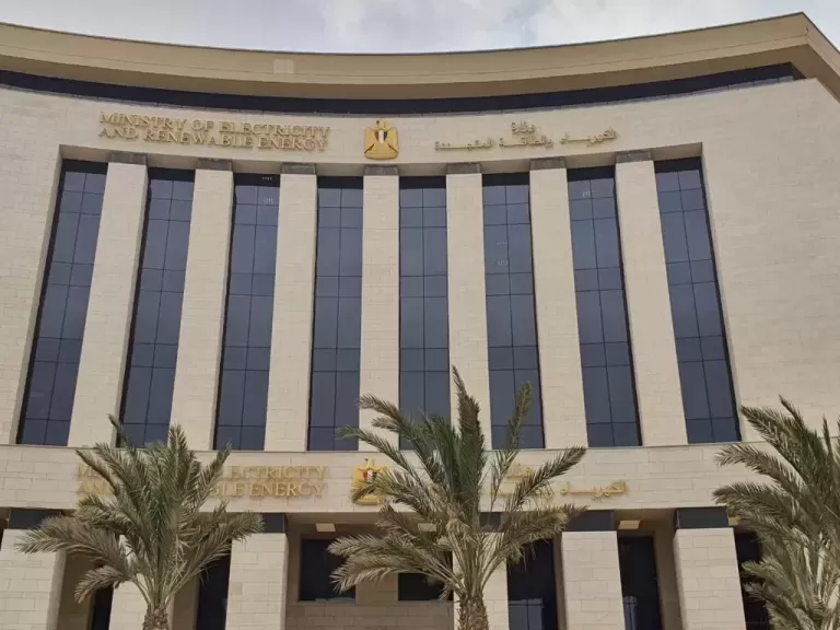 إخماد حريق بمنطقة الهيش بالقرب من محطة كهرباء أسوان دون تأثير على الشبكة