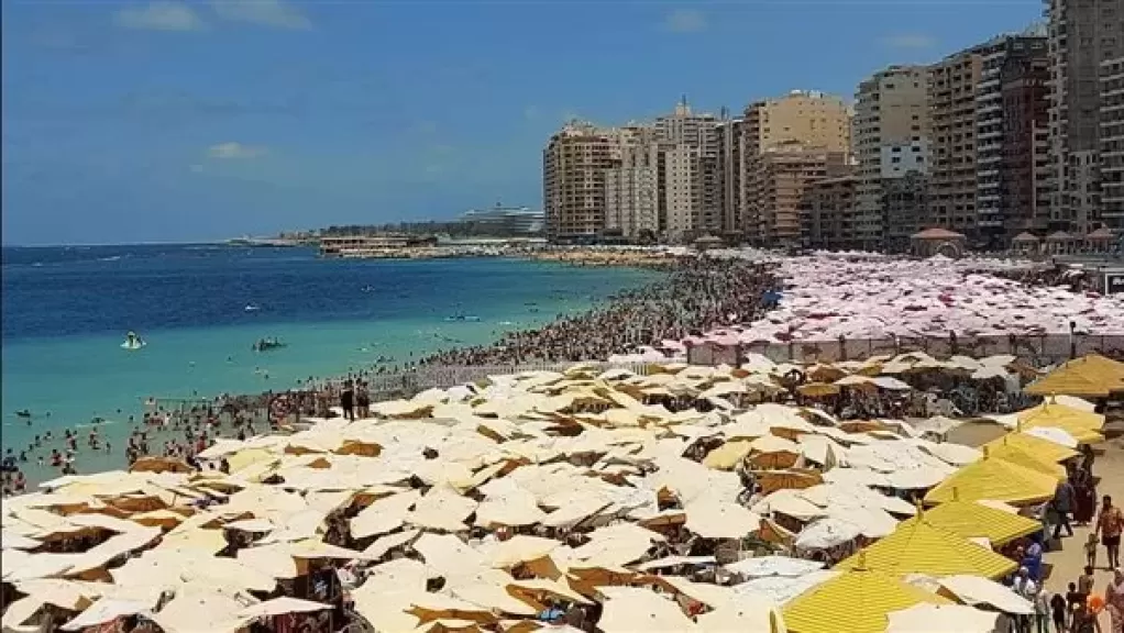 إقبال كبير على شواطئ الإسكندرية تزامنًا مع ارتفاع درجات الحرارة