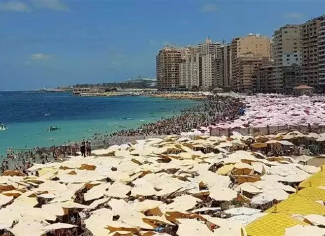 إقبال كبير على شواطئ الإسكندرية تزامنًا مع ارتفاع درجات الحرارة